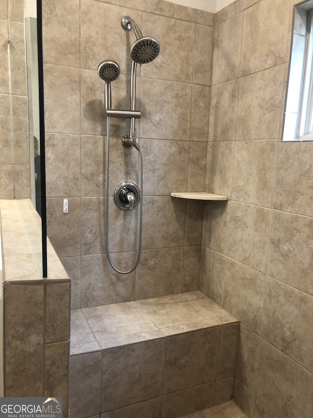 bathroom featuring tiled shower