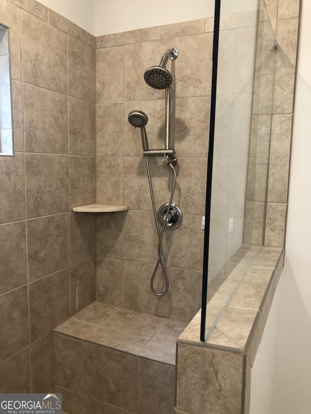 bathroom featuring tiled shower