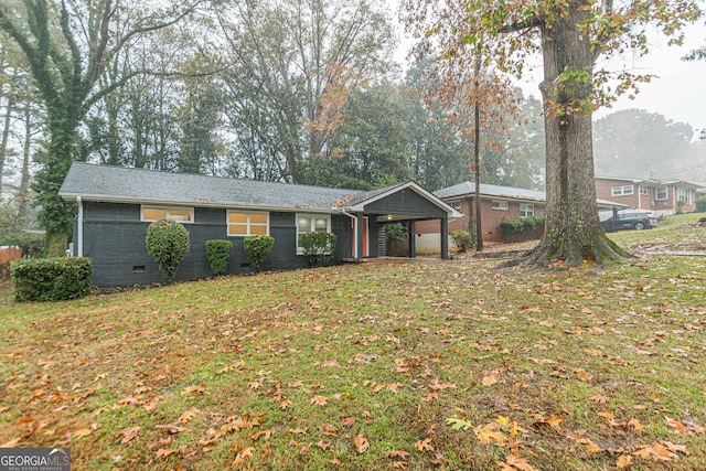 ranch-style house featuring a front lawn