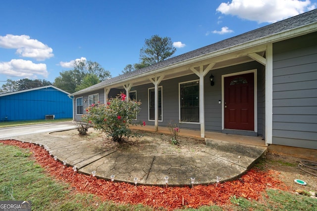 view of front of property featuring covered porch