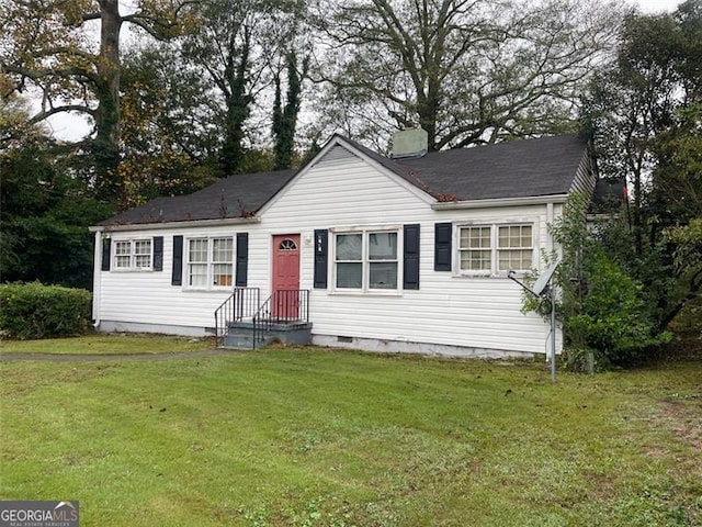 view of front of property featuring a front lawn