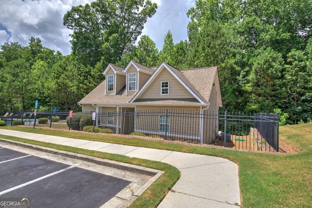 view of front of property featuring a front lawn