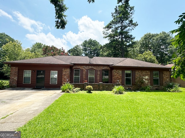 single story home with a front lawn