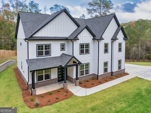 modern farmhouse style home featuring a front lawn