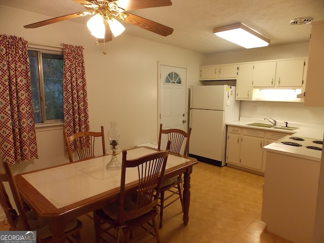 dining area featuring sink and ceiling fan