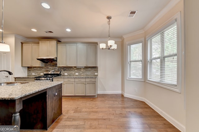 kitchen featuring sink, ornamental molding, gas range, light hardwood / wood-style flooring, and pendant lighting