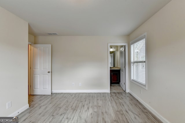 unfurnished room featuring light hardwood / wood-style flooring