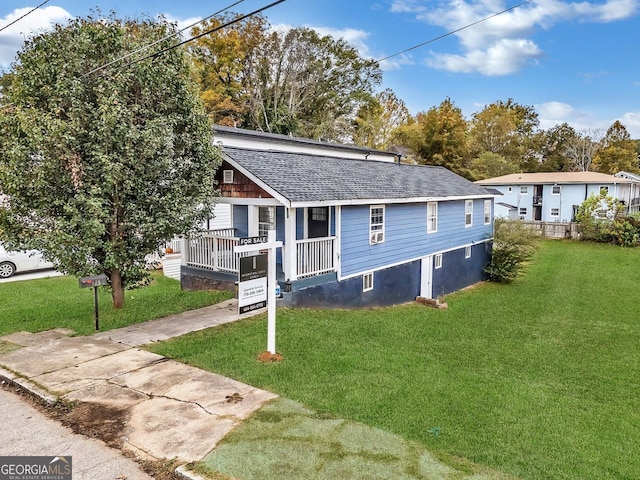 view of front of property featuring a front lawn