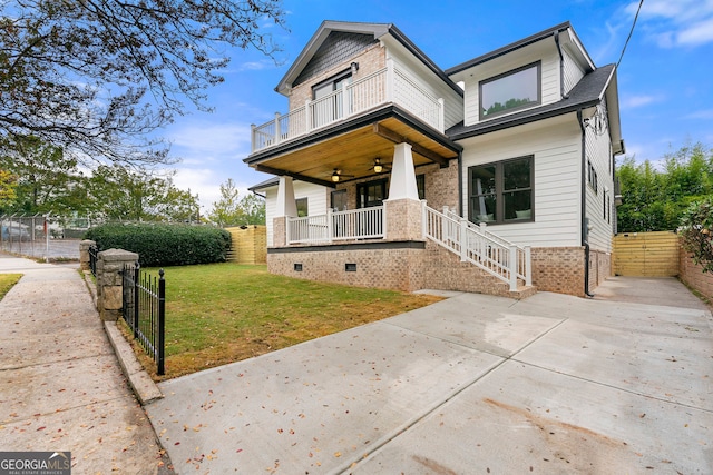 view of front of home with a porch, a front yard, and ceiling fan