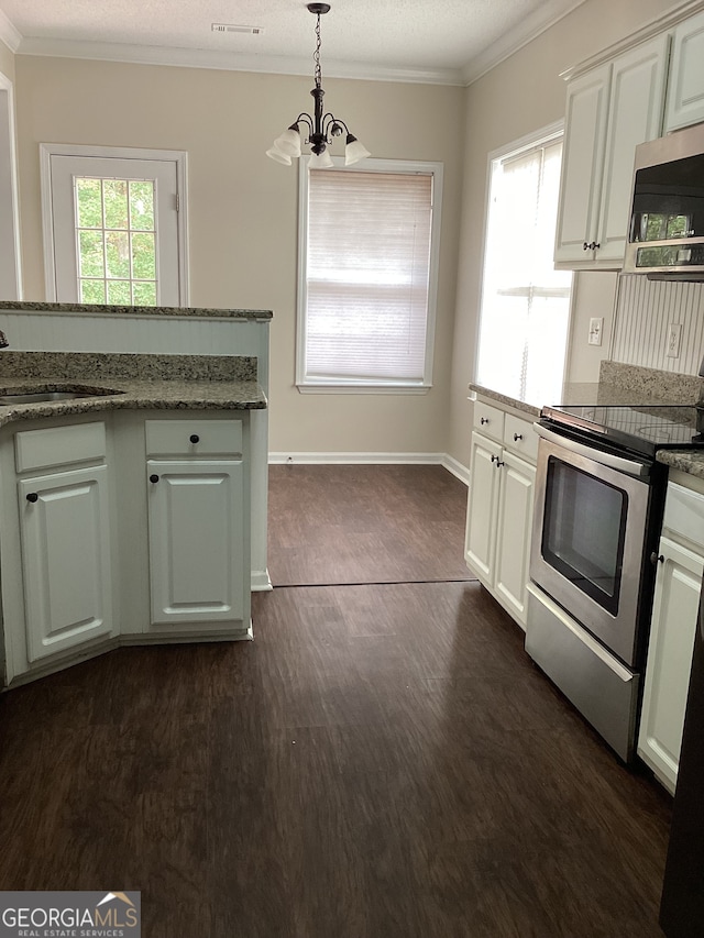 kitchen featuring stainless steel appliances, pendant lighting, an inviting chandelier, sink, and dark wood-type flooring