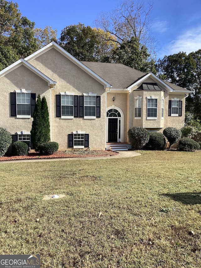 bi-level home featuring a front lawn