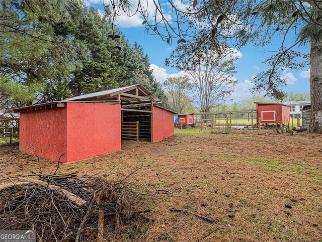 view of yard featuring a shed