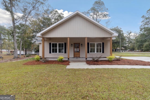 view of front of home featuring covered porch and a front lawn