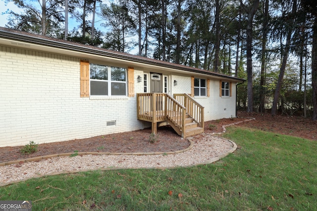 view of front of home with a front lawn