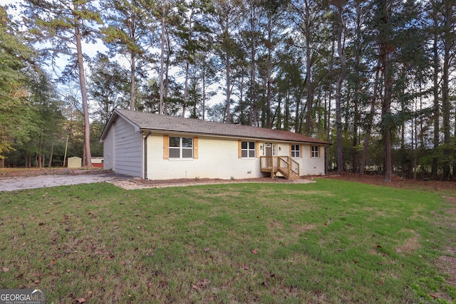 single story home with a front yard