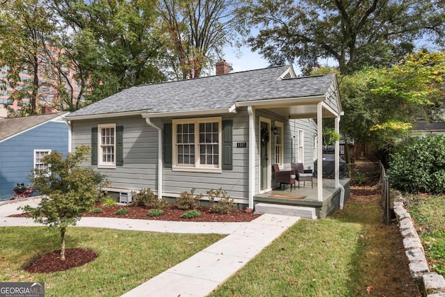 view of front of property featuring a front lawn