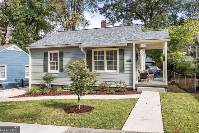 bungalow featuring a front yard