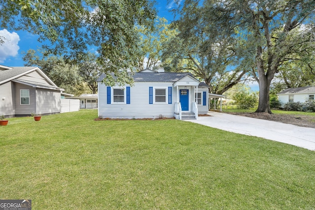 view of front of property featuring a front lawn