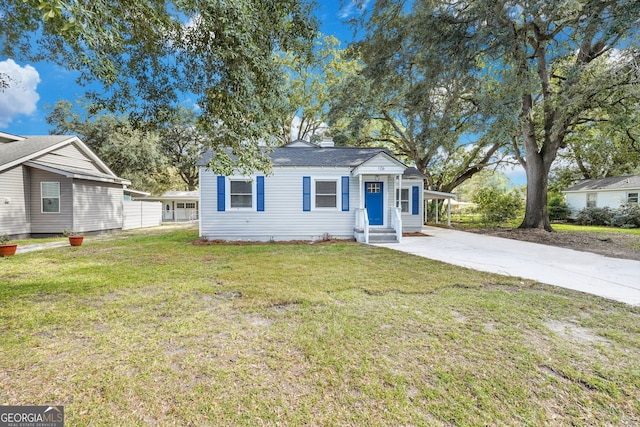 view of front of house featuring a front yard