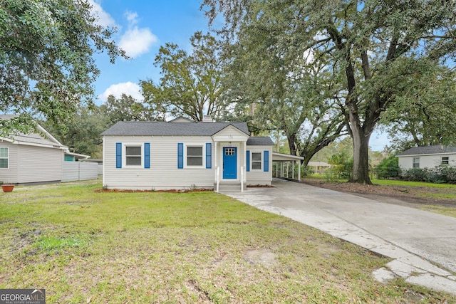 view of front of house with a front lawn