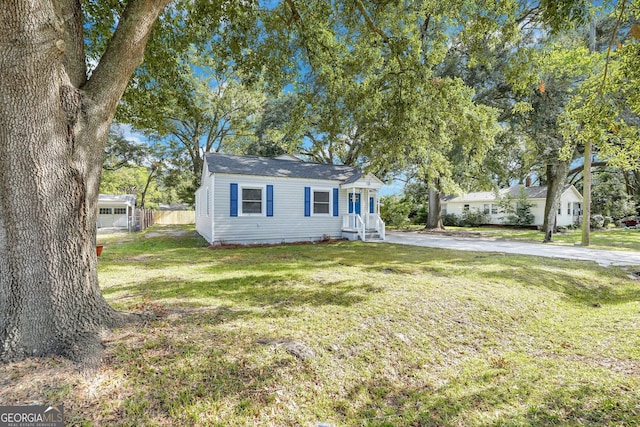 view of front facade with a front lawn