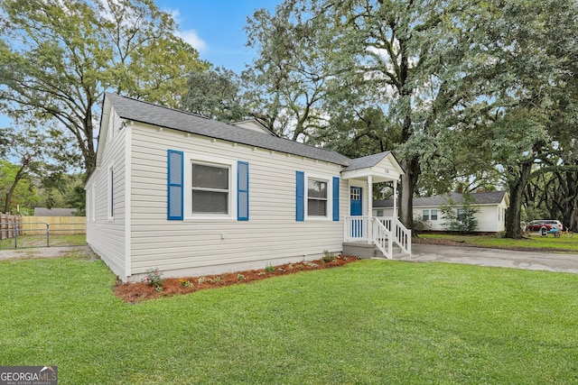 view of front of house with a front lawn