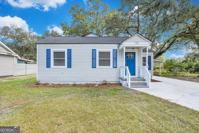 bungalow-style house featuring a front lawn