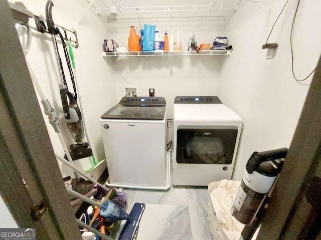 washroom featuring washing machine and clothes dryer