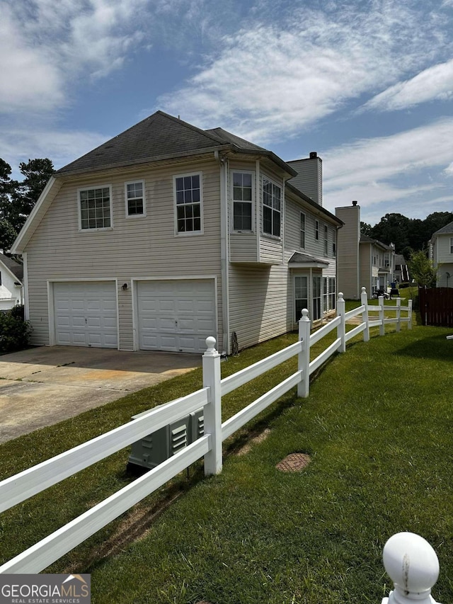 view of front of home featuring a garage and a front yard