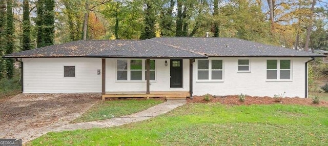 ranch-style house featuring a front lawn