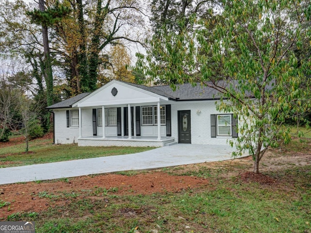 view of front of home featuring a porch and a front lawn