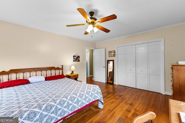 bedroom with ornamental molding, dark hardwood / wood-style flooring, ceiling fan, and a closet