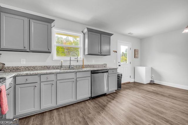 kitchen featuring sink, a healthy amount of sunlight, dishwasher, gray cabinetry, and dark hardwood / wood-style flooring