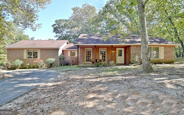 ranch-style home featuring a porch