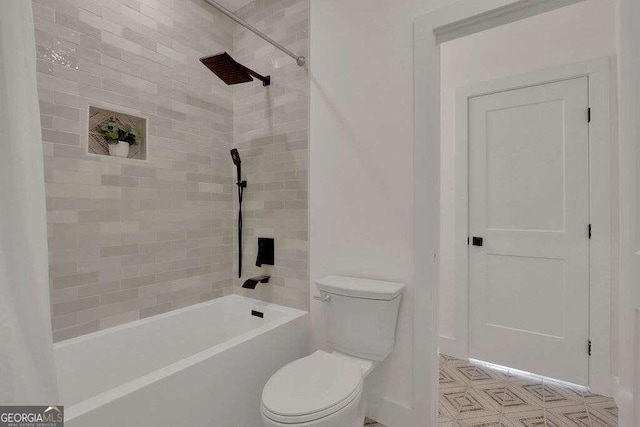 bathroom with toilet and tiled shower / bath