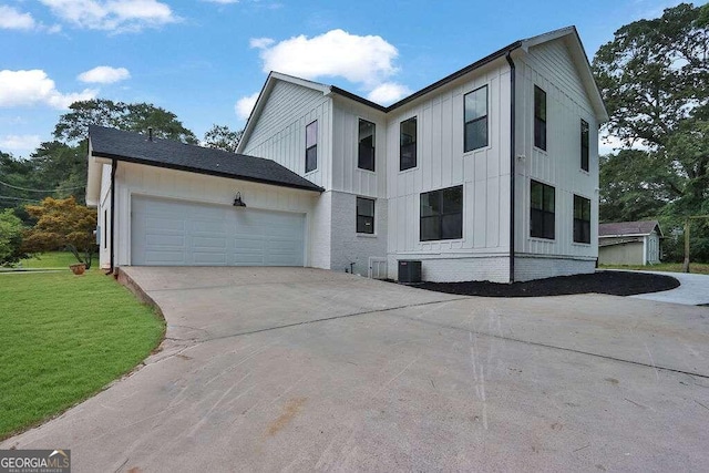 view of front facade with a garage and a front yard