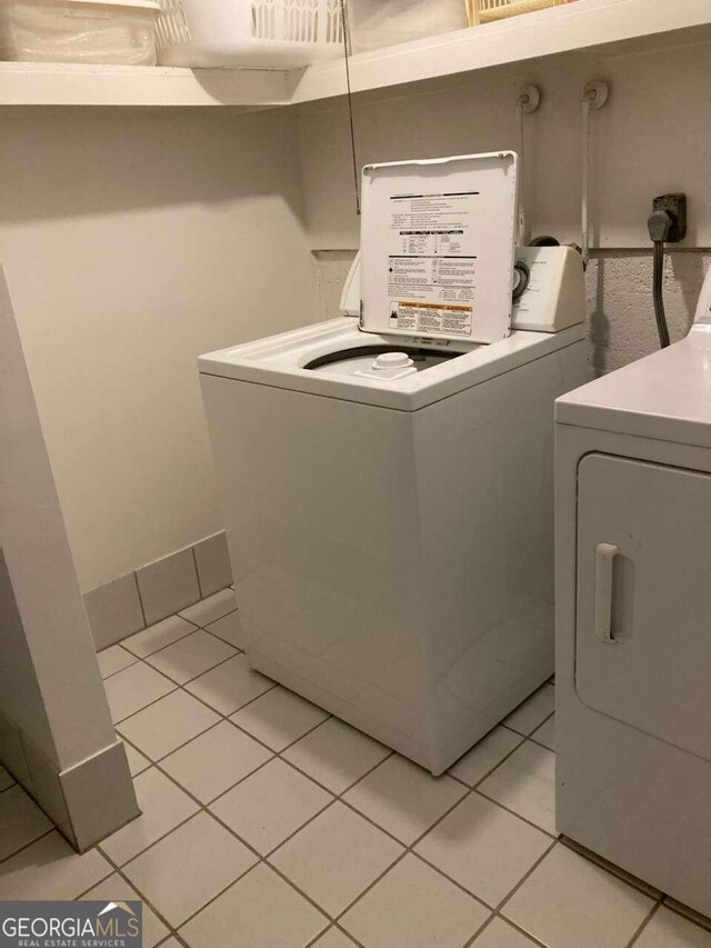 washroom featuring light tile patterned flooring and independent washer and dryer