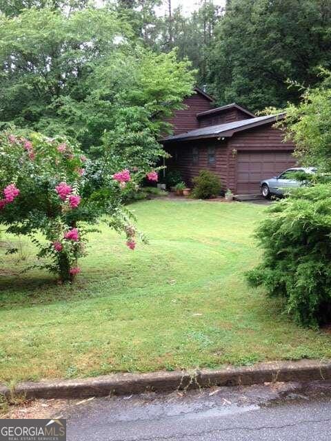 view of yard with a garage