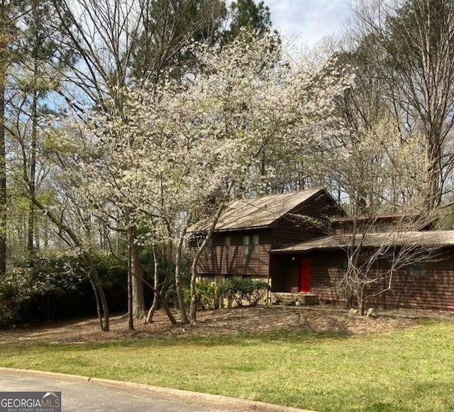 view of front of house featuring a front yard