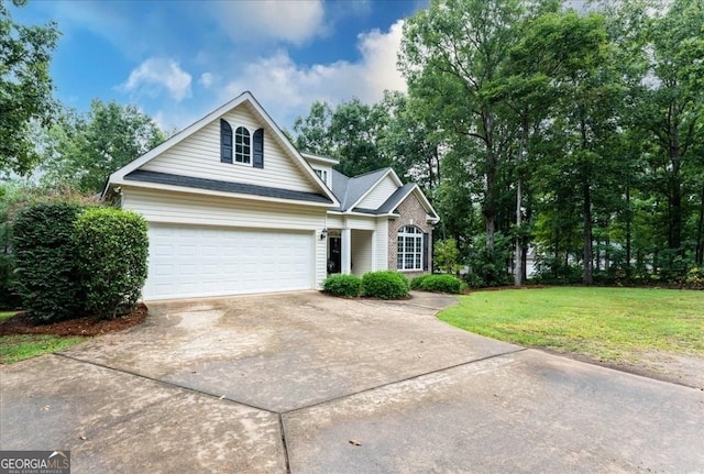 view of front facade with a front yard