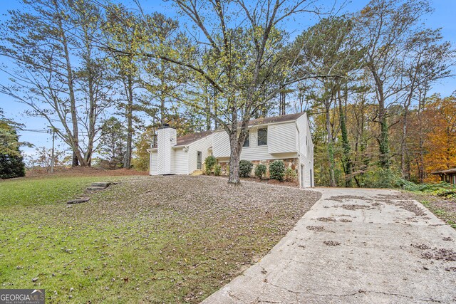 view of front of house featuring a front yard