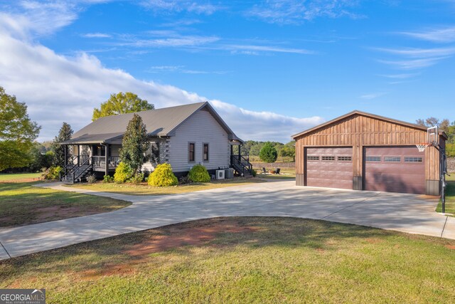 view of front of property featuring a porch and a front lawn