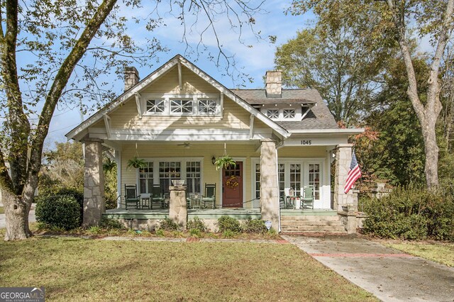 view of front of home featuring a front lawn and a porch