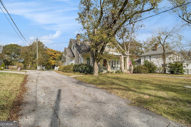 view of front of property featuring a porch and a front lawn