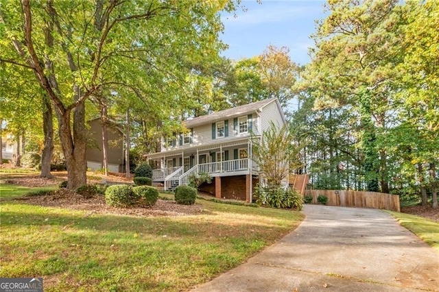 view of front facade featuring a porch and a front lawn