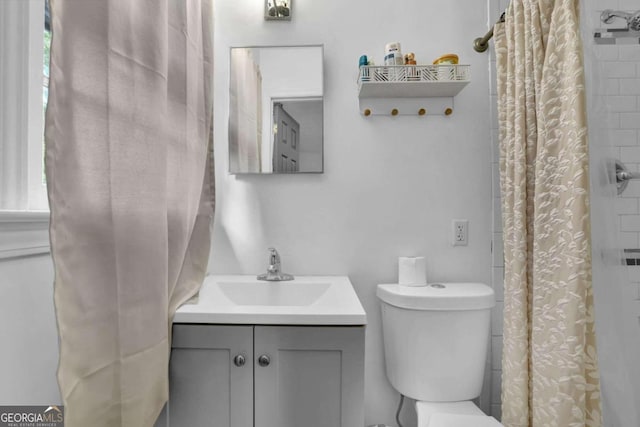 2611 Kings Cir, Lawrenceville, GA 30044 - full bathroom with vanity, toilet, and a shower with curtain