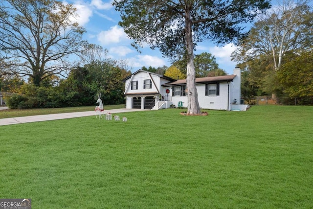 view of front of property featuring a front lawn