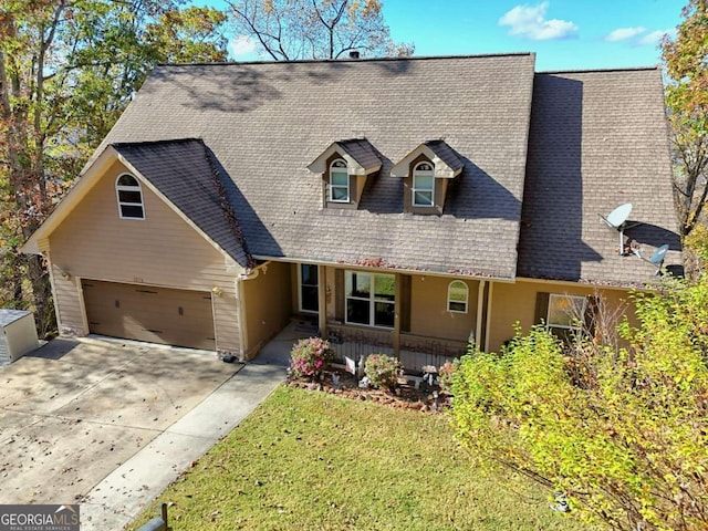 view of front of property featuring a front lawn and covered porch