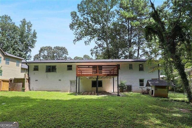 back of house featuring a lawn