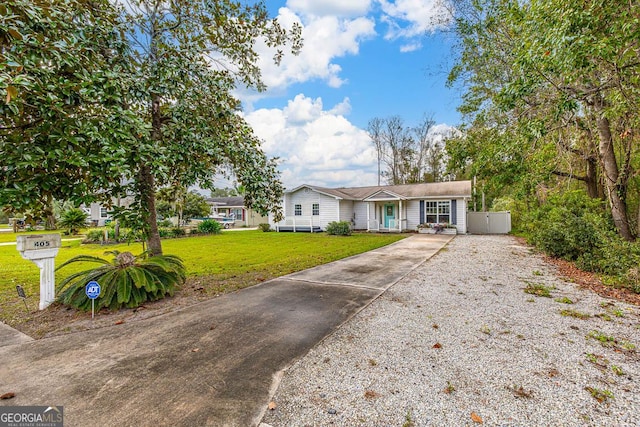 single story home featuring a front yard and driveway